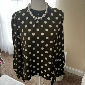 Blusa color verde oliva con círculos blancos Size M